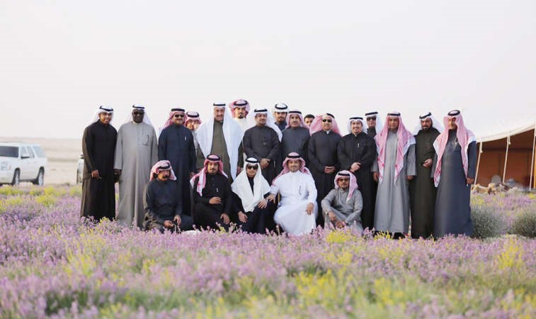 الشيخ فيصل الحمود وعلي بن عادي وعدد من الحضور﻿