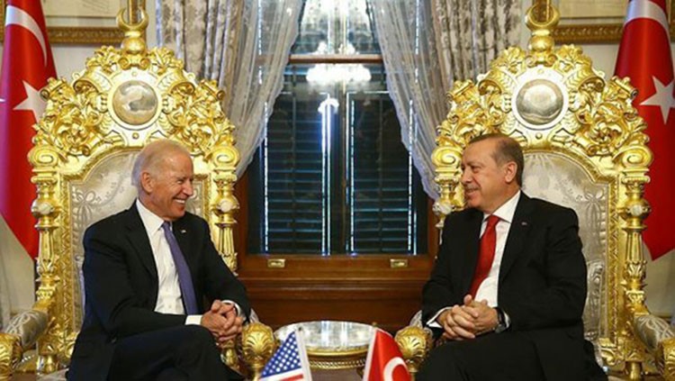 بالصور.. ردة فعل نائب أوباما عندما استقبله أردوغان في قصر السلطان عبد الحميد الثاني بإسطنبول