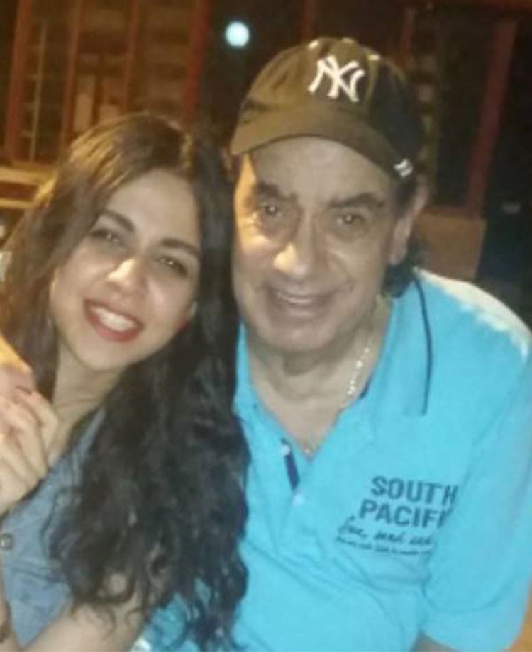 محمد كامل ينشر أول صورة لابنته الشابة.. والجمهور يتغزل في جمالها