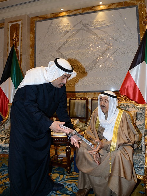 صاحب السمو الامير الشيخ صباح الاحمد يستمع الى شرح حول المرحلة الرابعة من مدينة صباح الاحمد البحرية من السيد فواز خالد المرزوق