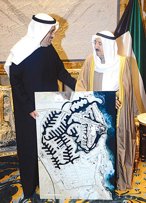 صاحب السمو الامير الشيخ صباح الاحمد لدى استقباله السيد فواز خالد المرزوق بقصر بيان امس حيث قدم لسموه شرحا حول انجاز المرحلة الرابعة لمدينة صباح الاحمد البحرية