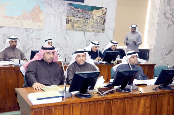 عدد من الاعضاء خلال الجلسة