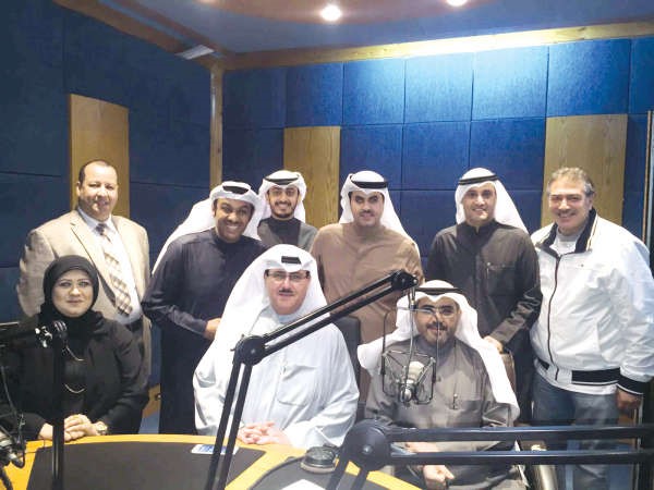 الشيخ فهد المبارك وسعد الفندي وحسن الهاملي مع فريق اذاعة الكويت اثناء تغطية مراسم رفع العلم﻿