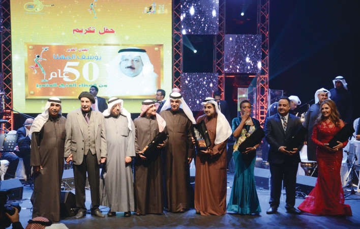 لقطة جماعية للمشاركين مع الملحن القدير يوسف المهنا وامين عام المجلس الوطني م علي اليوحة ومدير ادارة الموسيقى سعود المسعود والاعلامي القدير محمد السنعوسي بعد تكريمهم﻿