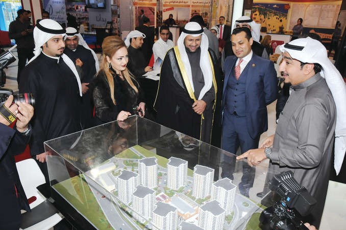 الوكيل المساعد لشؤون التجارة الخارجية والمنظمات الدولية في وزارة التجارة فواز الشلال والشيخة فاطمة الصباح ومحمود عفيفي خلال جولة في معرض النخبة العقاري الذي اقيم في ديسمبر 2015			محمد خلوصي﻿