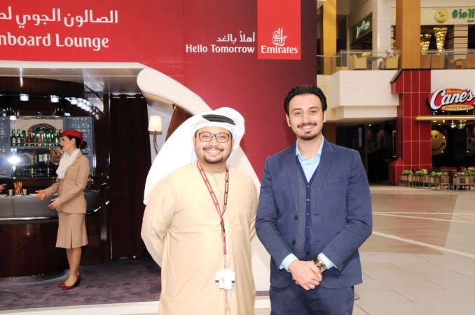 مدير طيران الامارات في الكويت محمد النهاري الهاشمي مـع الزميـل عبدالرحمن خالد في جناح طيران الامارات في الافنيوز