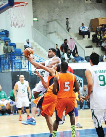 لاعب العربي فهد الرباح يخترق دفاع كاظمة ﻿