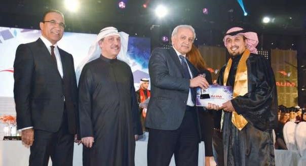 دبدر العيسى يسلم شهادة التخرج لاحد الطلاب بحضور دحبيب ابل ودفهد العثمان