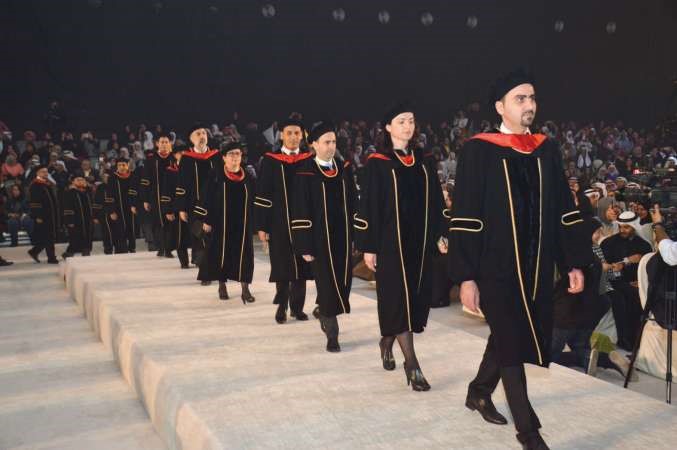 لحظة دخول مجموعة من الخريجين