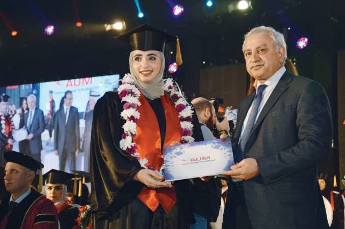 واحدى الخريجات تتسلم شهادتها