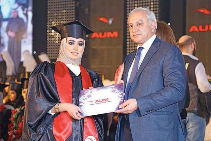 د بدر العيسى مكرما احدى الخريجات