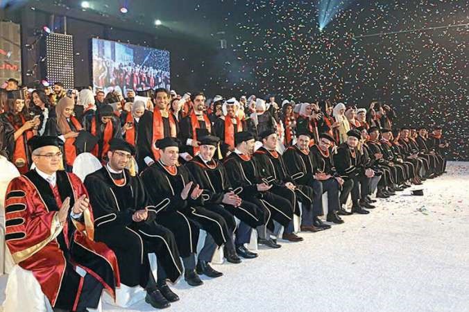  اعضاء الهيئة التدريسية في الجامعة امام الخريجين