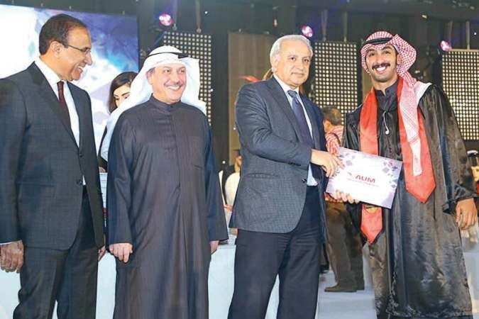 خريج يتسلم شهادته من دبدر العيسى بحضور دحبيب ابل ودفهد العثمان 