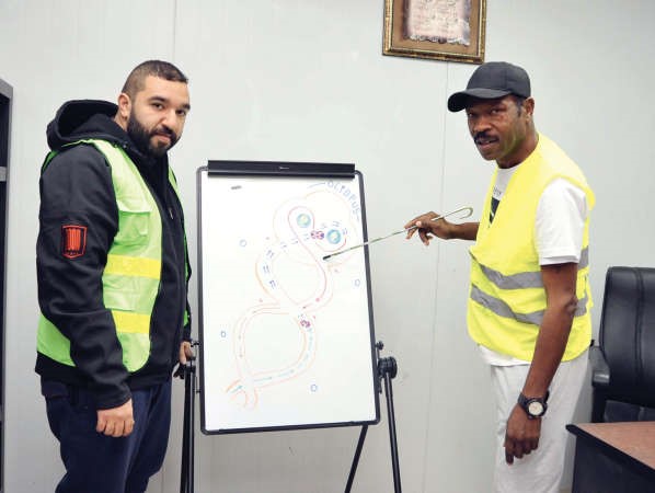 رئيس لجنة الحكام عادل بوقماشة يشرح المنحنيات وطريق سير البطولة ﻿