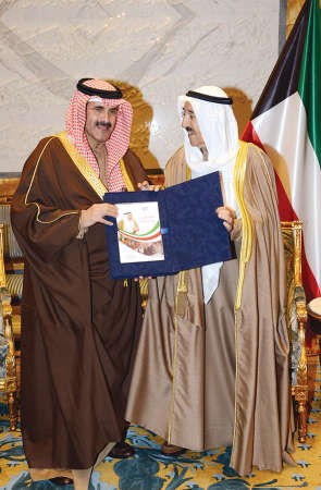 صاحب السمو الامير الشيخ صباح الاحمد يتسلم الاصدار من الشيخ مبارك الدعيج ﻿