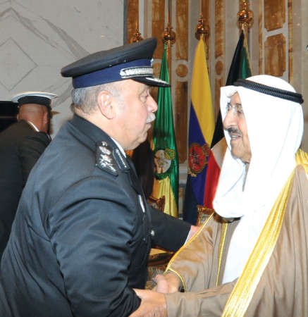 صاحب السمو مصافحا الفريق سليمان الفهد ﻿