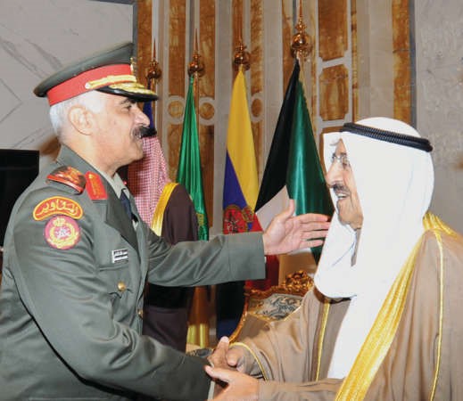صاحب السمو مصافحا الفريق الركن محمد الخضر ﻿