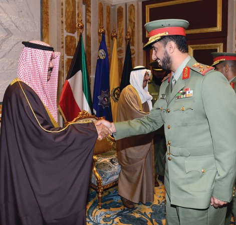 سمو ولي العهد مصافحا العميد ركن بدر عبدالله﻿