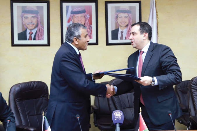 المدير العام للصندوق عبدالوهاب البدر مع وزير التخطيط والتعاون الدولي الاردني عماد الفاخوري خلال توقيع الاتفاقية 