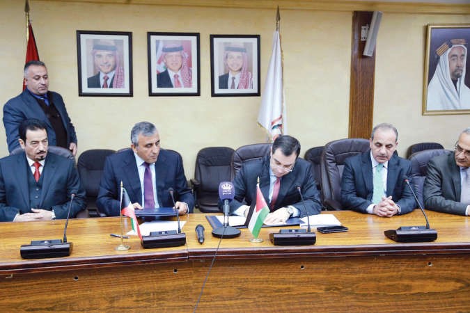 المدير العام للصندوق عبدالوهاب البدر مع وزير التخطيط والتعاون الدولي الاردني عماد الفاخوري خلال توقيع الاتفاقية 