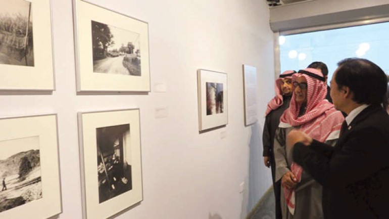 السفير الياباني تاكاشي اشيكي خلال جولة في المعرض﻿
