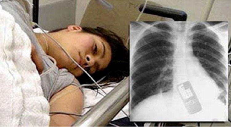 صورة: مراهقة تبتلع هاتفها والسبب..!