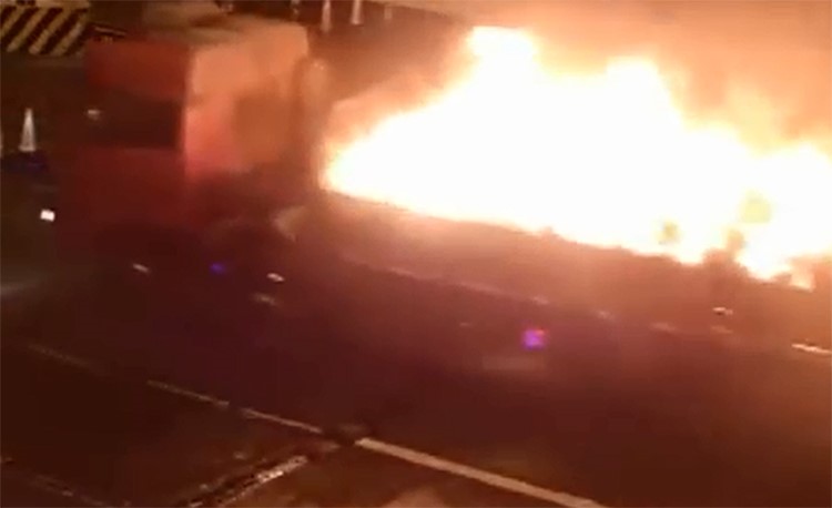بالفيديو.. نيران تلتهم شاحنة بينما تتحرك 