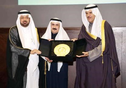 دصالح المسند يكرم الشيخ سلمان الحمود ويبدو كامل العبدالجليل﻿