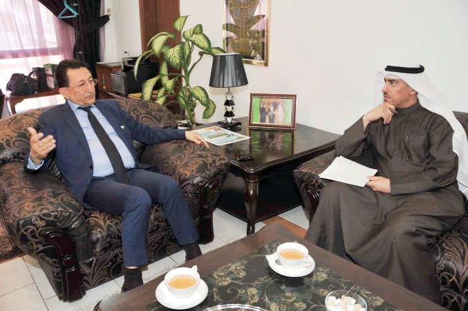 السفير الباكستاني محمد خان متحدثا للزميل محمد الخالديمحمد هاشم