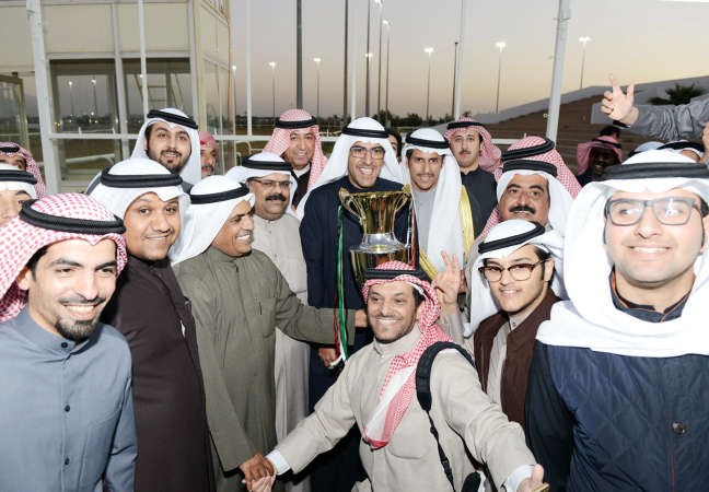 الشيخ ضاري الفهد يسلم كاس سمو ولي العهد الى مبارك العتيبي