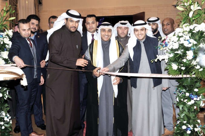 وكيل وزارة التجارة والصناعة المساعد للشؤون الفنية وتنمية التجارة عبدالله العنزي لحظة قص شريط افتتاح المعرض