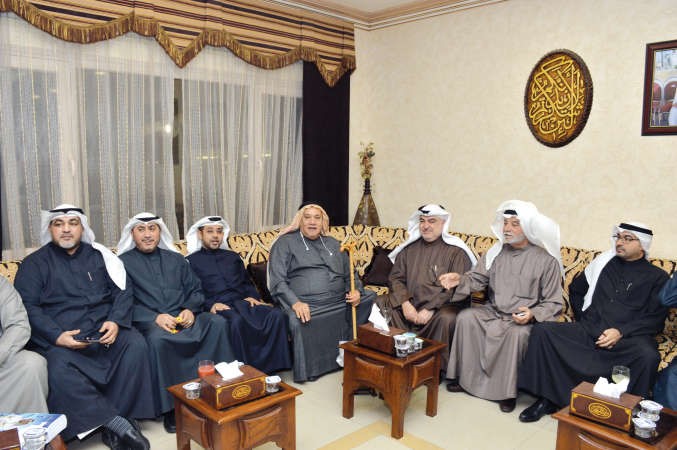 م هشام البغلي متوسطا النائب خليل الصالح والنائب السابق هاني شمس وبعض الحضور﻿