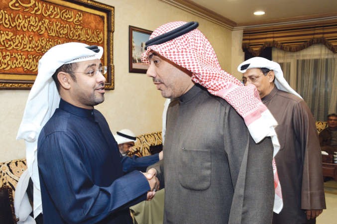 ويستقبل ناخبا من الدائرة﻿