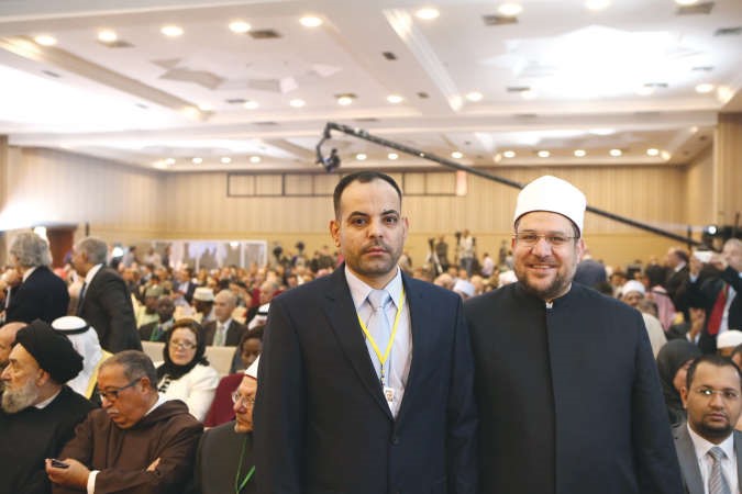 دمحمد مختار جمعة مع الزميل احمد صابر على هامش المؤتمر﻿