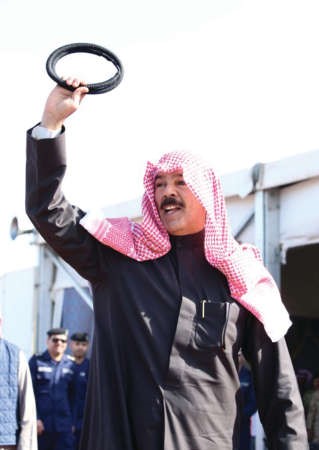 الشيخ محمد الخالد يرفع عقاله محييا افراد القوات الخاصة المشاركين في التمرين	احمد علي﻿
