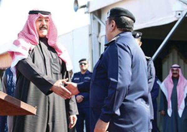 الشيخ محمد الخالد مصافحا اللواء عبد الفتاح العلي﻿