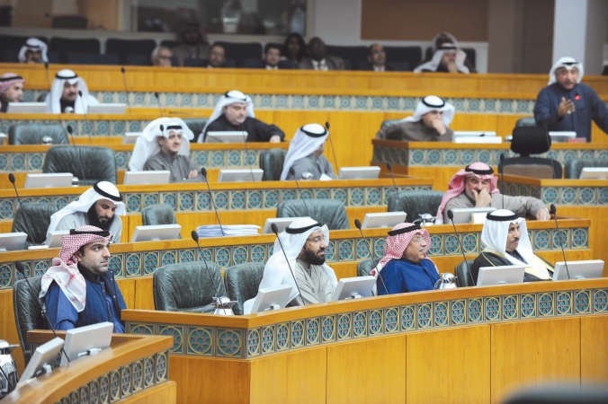 سمو رئيس الوزراء الشيخ جابر المبارك والشيخ خالد الجراح ودعلي العمير وياسر ابل اثناء الجلسة﻿
