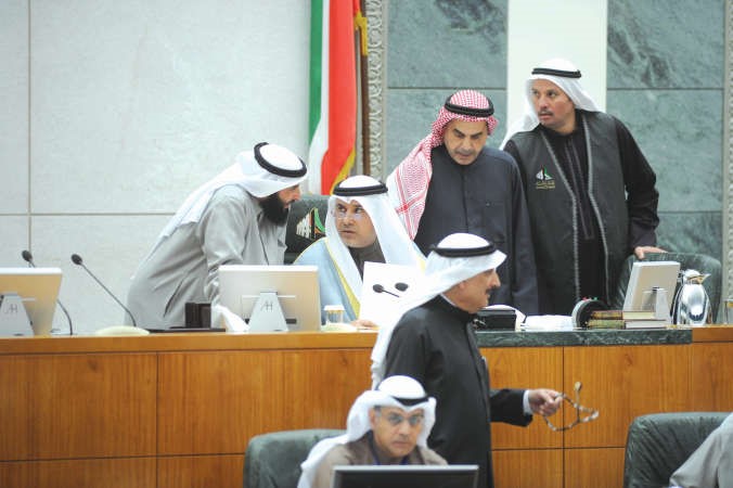 عبدالله التميمي مترئسا جانبا من جلسة امس وبجانبه دعبدالله الطريجي وسعود الحريجي﻿