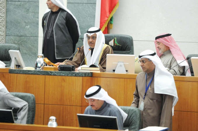 مبارك الخرينج مترئسا جانبا من جلسة امس﻿
