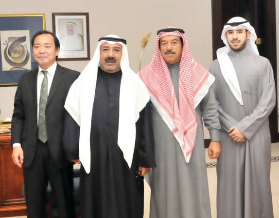 الشيخ ناصر صباح الاحمد مستقبلا سفير اليابان لدى الكويت تاكاشي اشيكي 