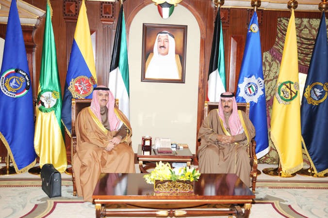 سمو ولي العهد خلال استقباله د محمد الهاشل 