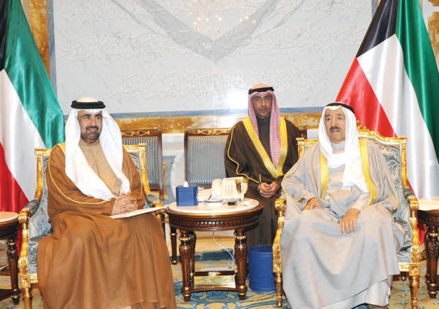 صاحب السمو خلال تسلمه الدعوة من سفير الامارات 