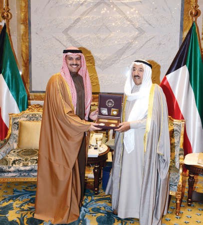 صاحب السمو الامير الشيخ صباح الاحمد يتسلم المسكوكة التذكارية من د محمد الهاشل 
