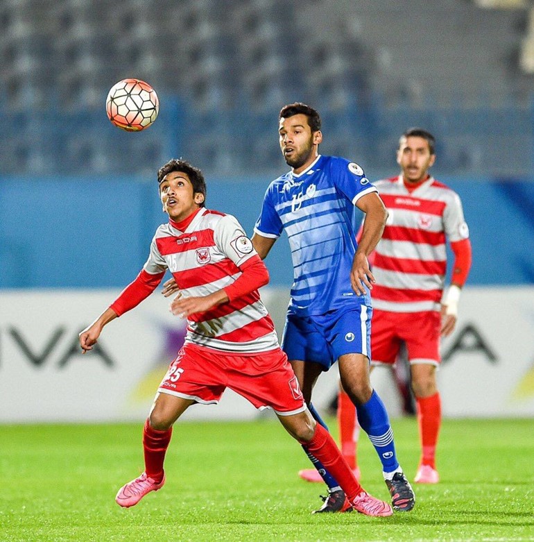 لاعب الفحيحيل عبدالله ماوي يتابع الكرة