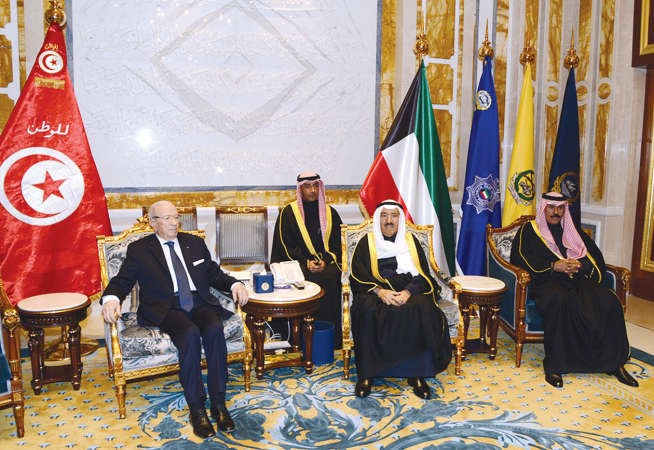 صاحب السمو الامير الشيخ صباح الاحمد مستقبلا الرئيس التونسي الباجي قائد السبسي بحضور سمو ولي العهد الشيخ نواف الاحمد