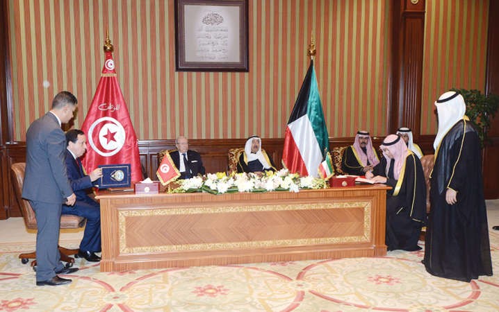 صاحب السمو الامير الشيخ صباح الاحمد والرئيس التونسي الباجي قائد السبسي يشهدان توقيع اتفاقية التعاون العسكري