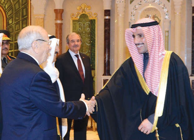 رئيس مجلس الامة مرزوق الغانم مصافحا الرئيس التونسي على هامش مادبة العشاء 