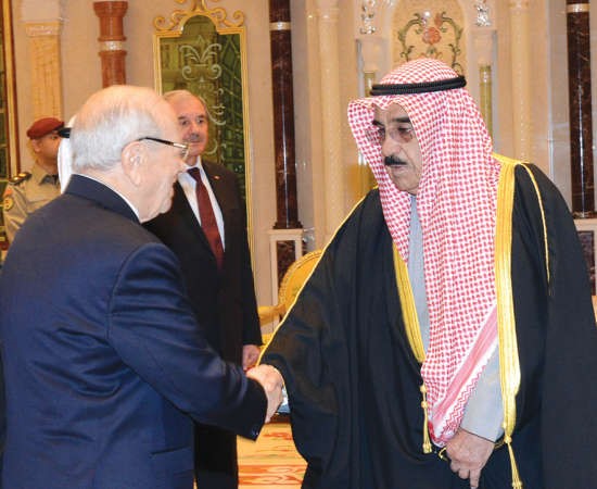الشيخ فيصل السعود يصافح السبسي 