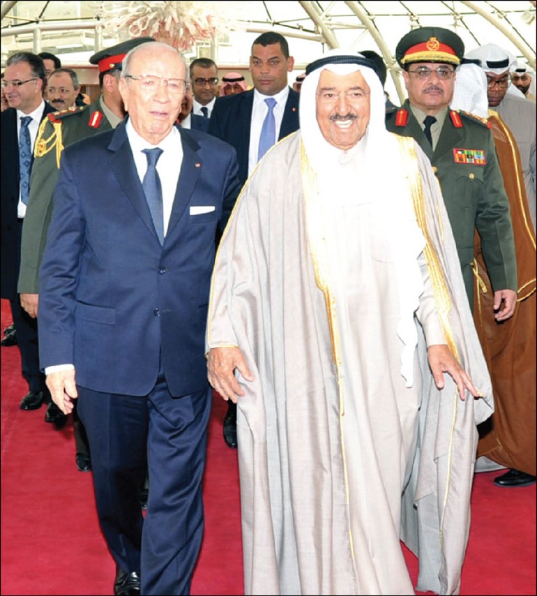 صاحب السمو الامير الشيخ صباح الاحمد مستقبلا الرئيس التونسي الباجي قائد السبسي