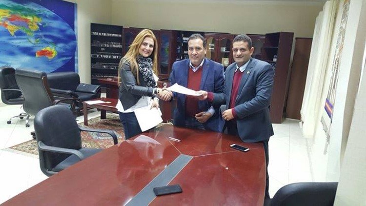 رانيا ياسين خلال التوقيع مع الفضائية الجديدة